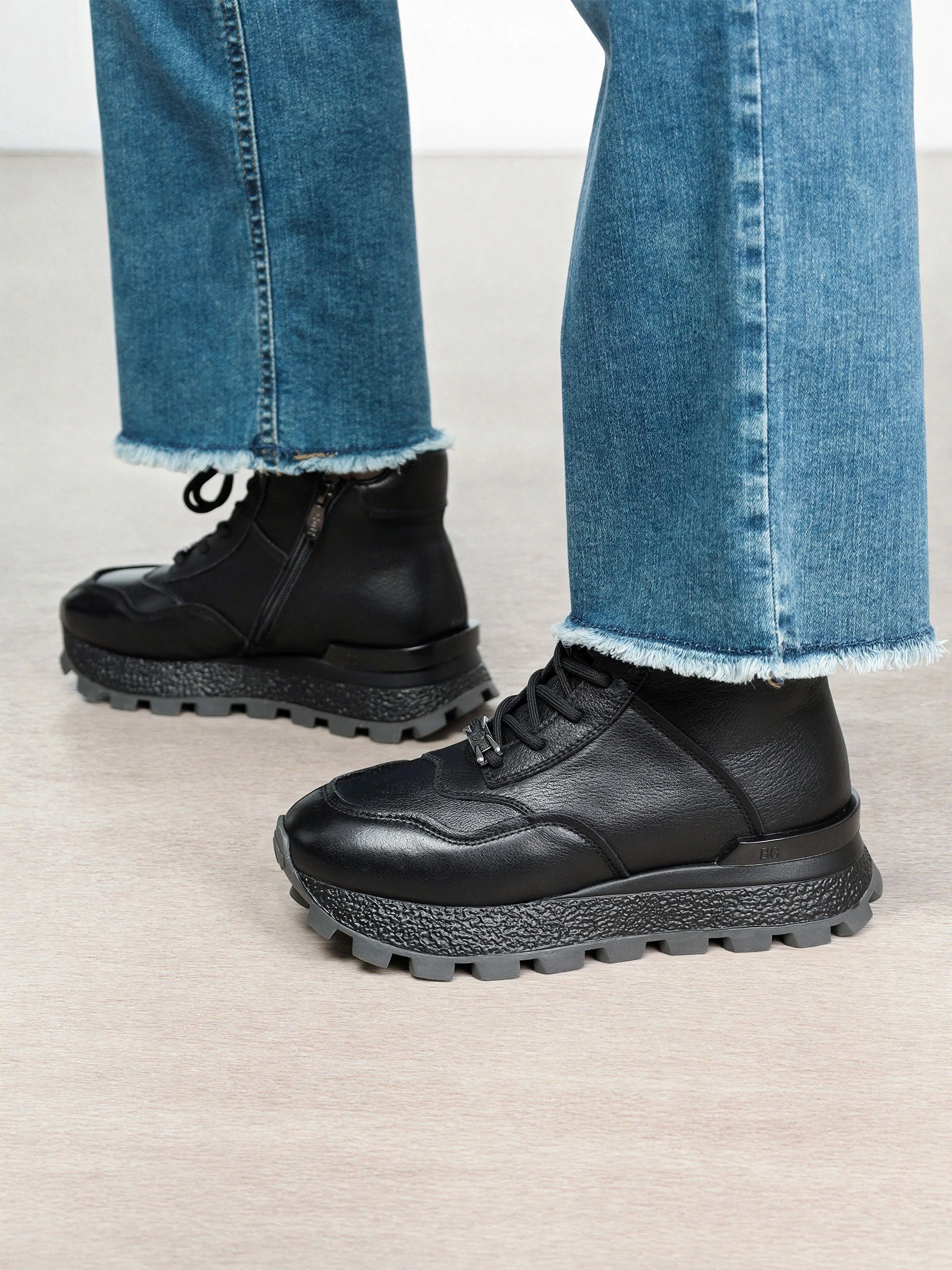 Кроссовки черного цвета на средней рельефной подошве